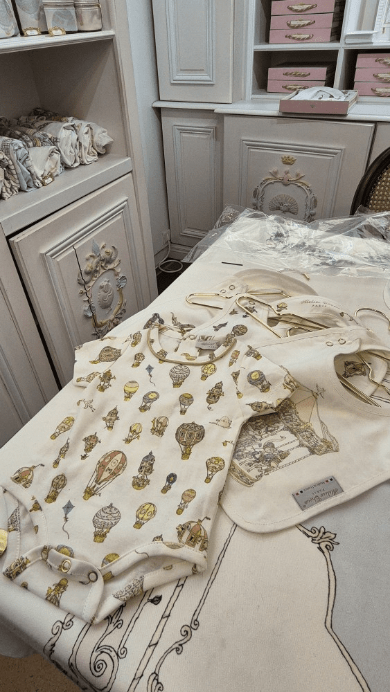 아뜰리에슈 파리 매장 사진 - 바디수트, 턱받이