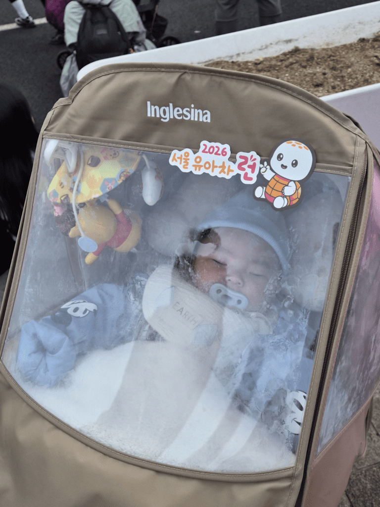 서울 유아차 런 아기 유모차 이동 모습