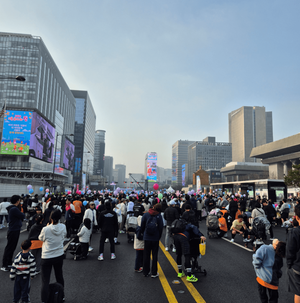서울 유아차 런 출발 전 광화문 거리