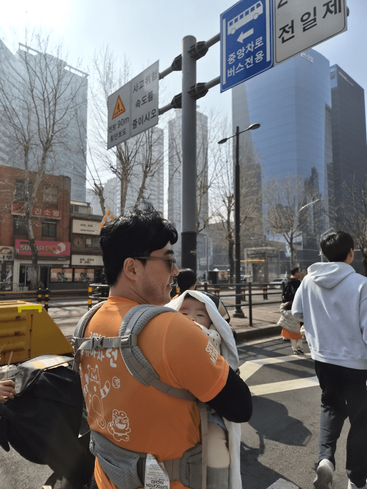 서울 유아차 런 아기띠 이동 모습